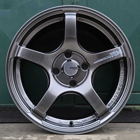 SET DE LLANTAS ADVAN GT. Aro 15-4x100 .Color Grafito Metalizado .(LR-FF65).