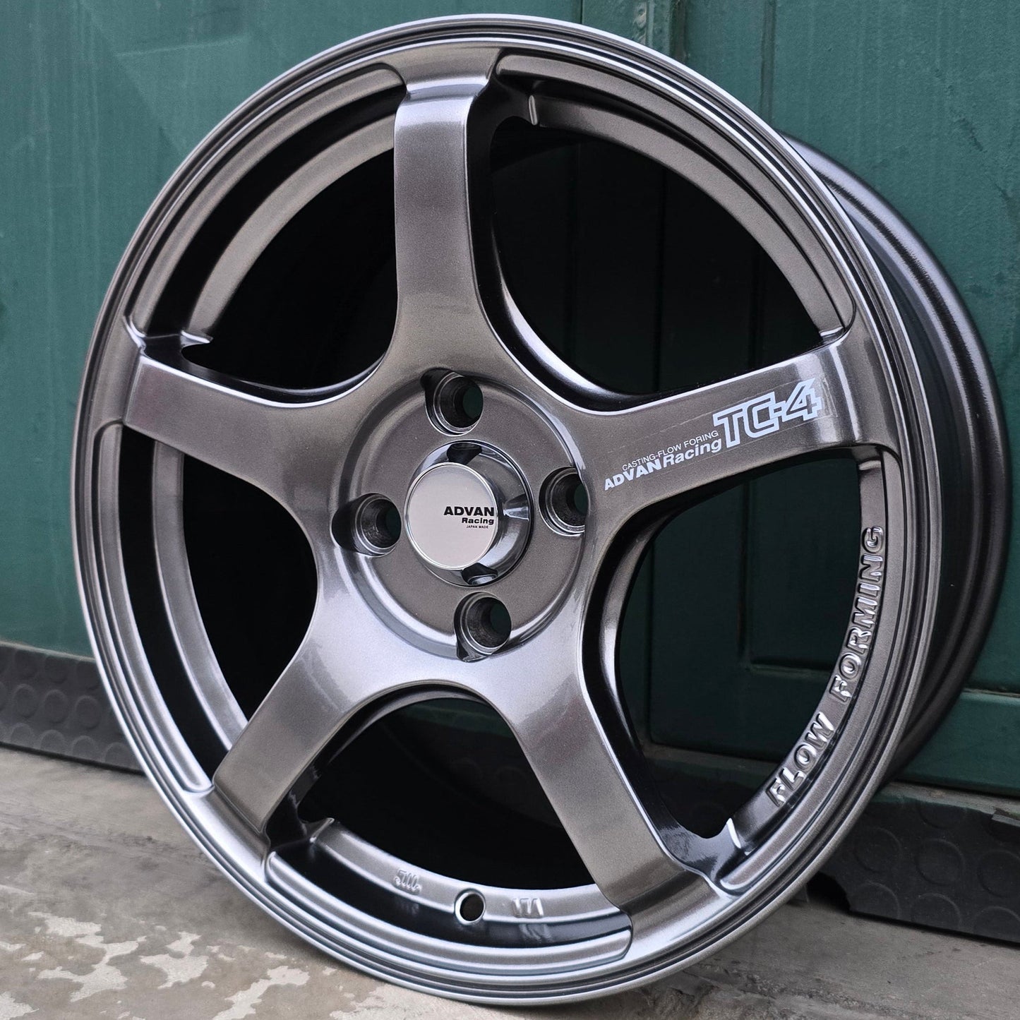 SET DE LLANTAS ADVAN GT. Aro 15-4x100 .Color Grafito Metalizado .(LR-FF65).