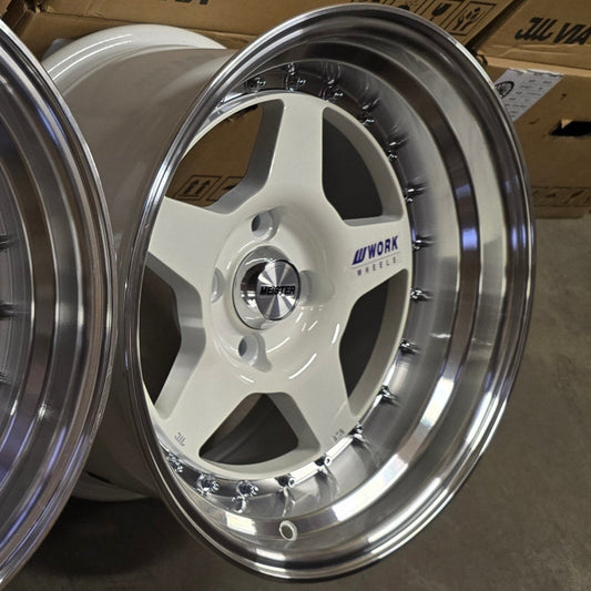 SET DE LLANTAS WORK CR1. Aro 15-4x100 .Color Blanco Aro Cromado .(5217).
