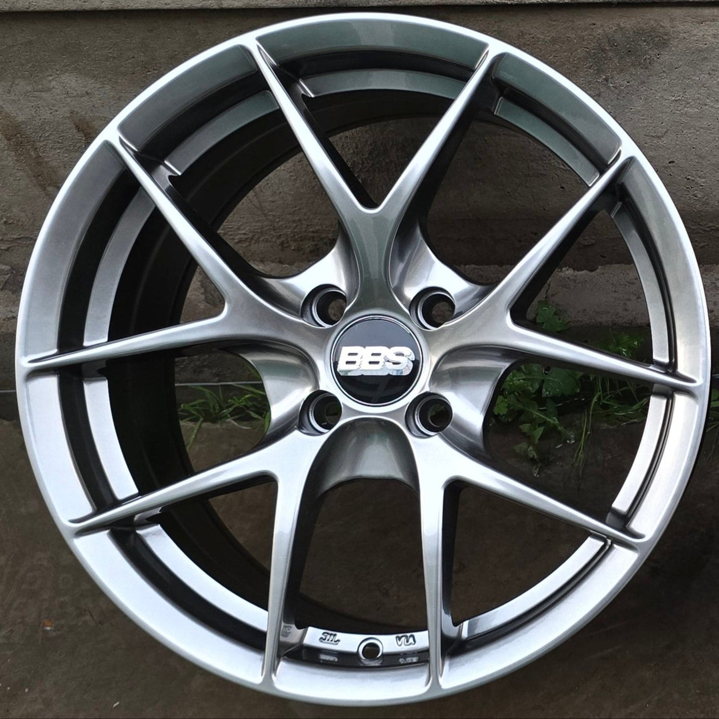 SET DE LLANTAS BBS FIR. Aro 16 4x100. .Color Grafito Metalizado .(ZR849D).