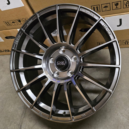 SET DE LLANTAS OZ SUPER TURISMO. Aro 18 - 5x114. .Color Grafito Metalizado .(ZR007).