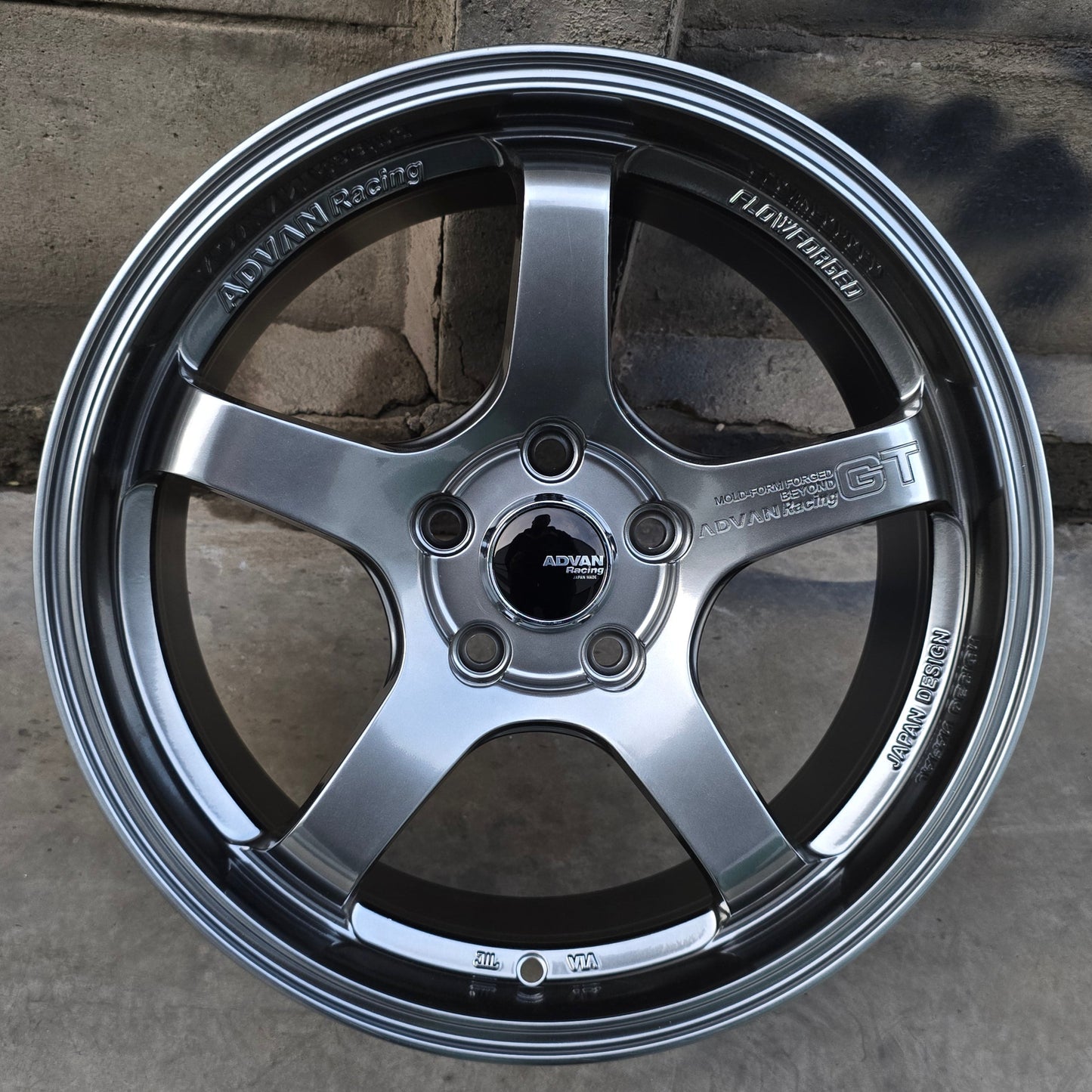 SET DE LLANTAS ADVAN GT. Aro 17- 5x112. .Color Grafito Metalizado .(RGWG37).