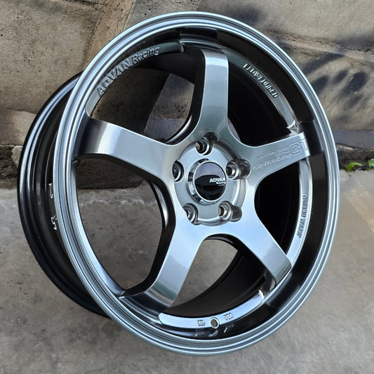 SET DE LLANTAS ADVAN GT. Aro 17- 5x112. .Color Grafito Metalizado .(RGWG37).