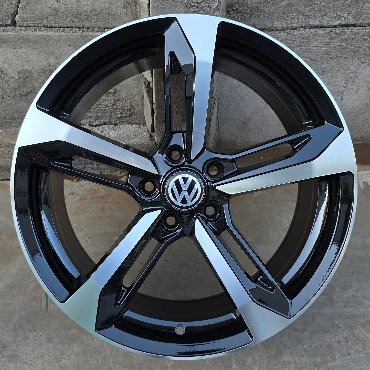 SET DE LLANTAS VOLKSWAGEN*. Aro 18 - 5x112. Color Plateado. (DIM014)