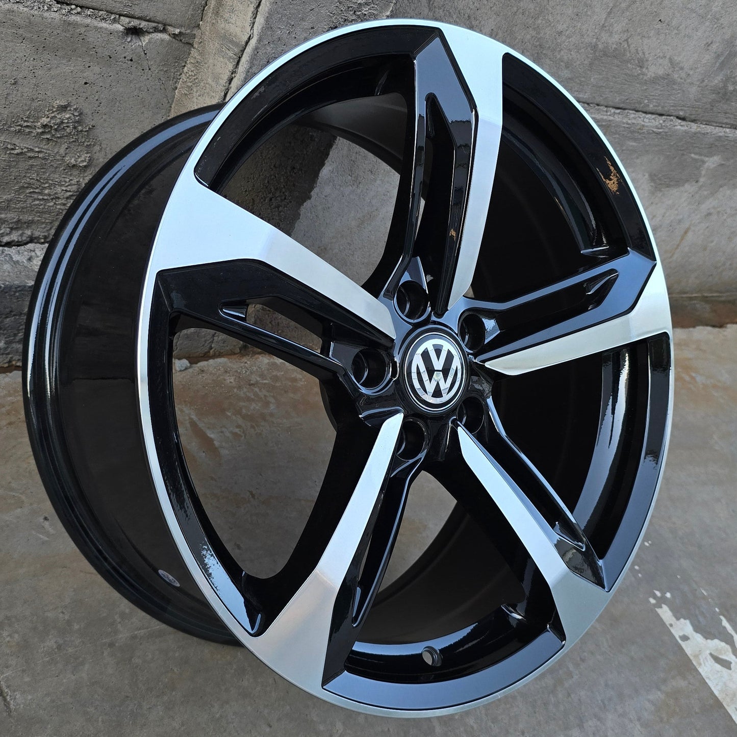 SET DE LLANTAS VOLKSWAGEN*. Aro 18 - 5x112. Color Plateado. (DIM014)