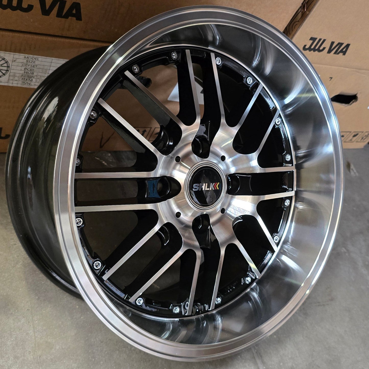 SET DE LLANTAS MODELO 1463. Aro 15-4x100 .Color Cromado Fondo Negro .(1463).