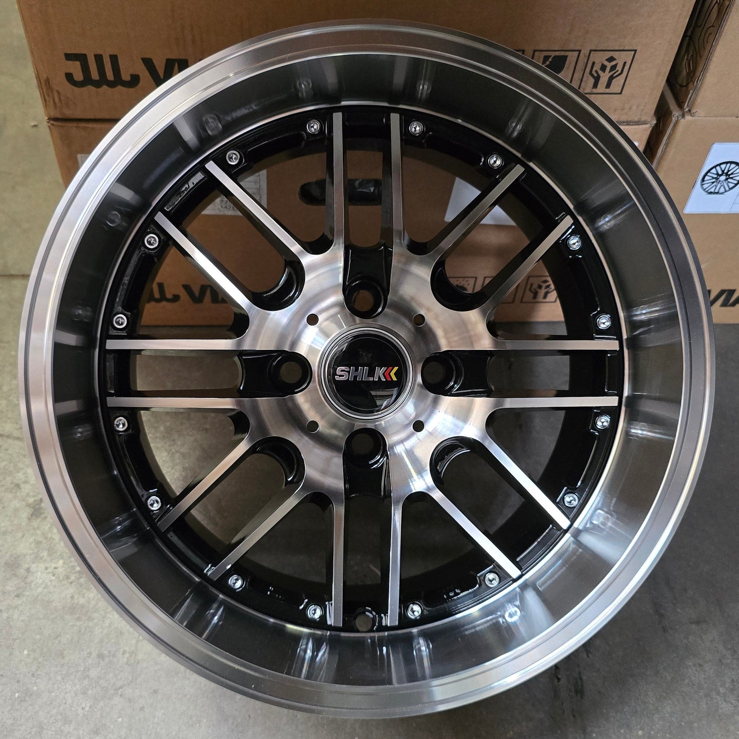 SET DE LLANTAS MODELO 1463. Aro 15-4x100 .Color Cromado Fondo Negro .(1463).