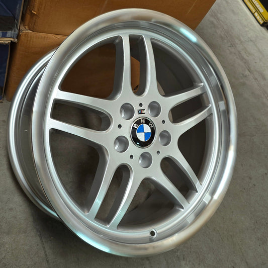 SET DE LLANTAS BMW. Aro 18 - 5x120. Color Negro Aro Cromado. (734)