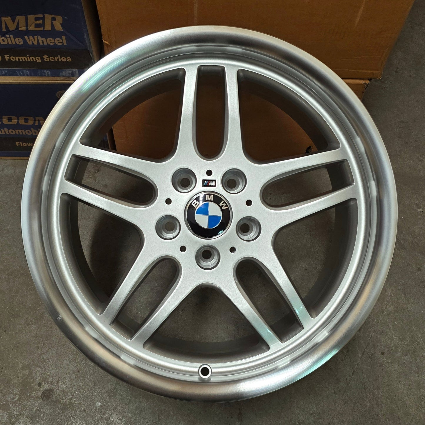 SET DE LLANTAS BMW. Aro 18 - 5x120. Color Negro Aro Cromado. (734)