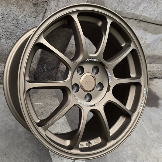 SET DE LLANTAS RAYS ZE40. Aro 17 - 5x100. Color Bronce. (1136D)