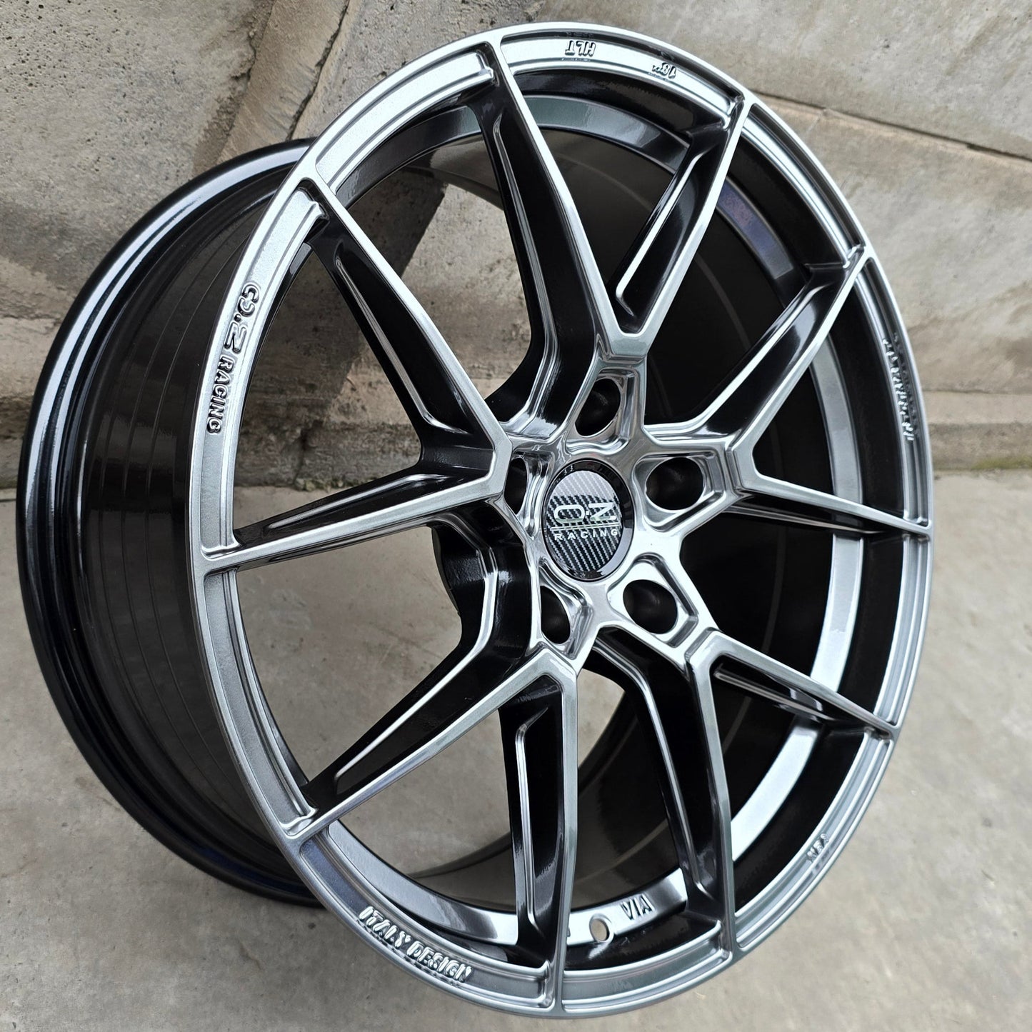 SET DE LLANTAS OZ ESTREMA. Aro 18 - 5x120. Color Grafito Metalizado. (FF56)