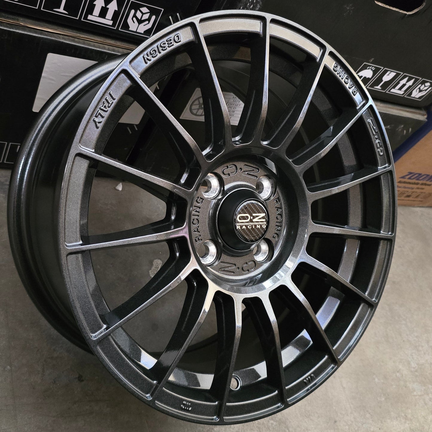 SET DE LLANTAS OZ. Aro 15 - 4x100. Color Grafito. (ZR007)