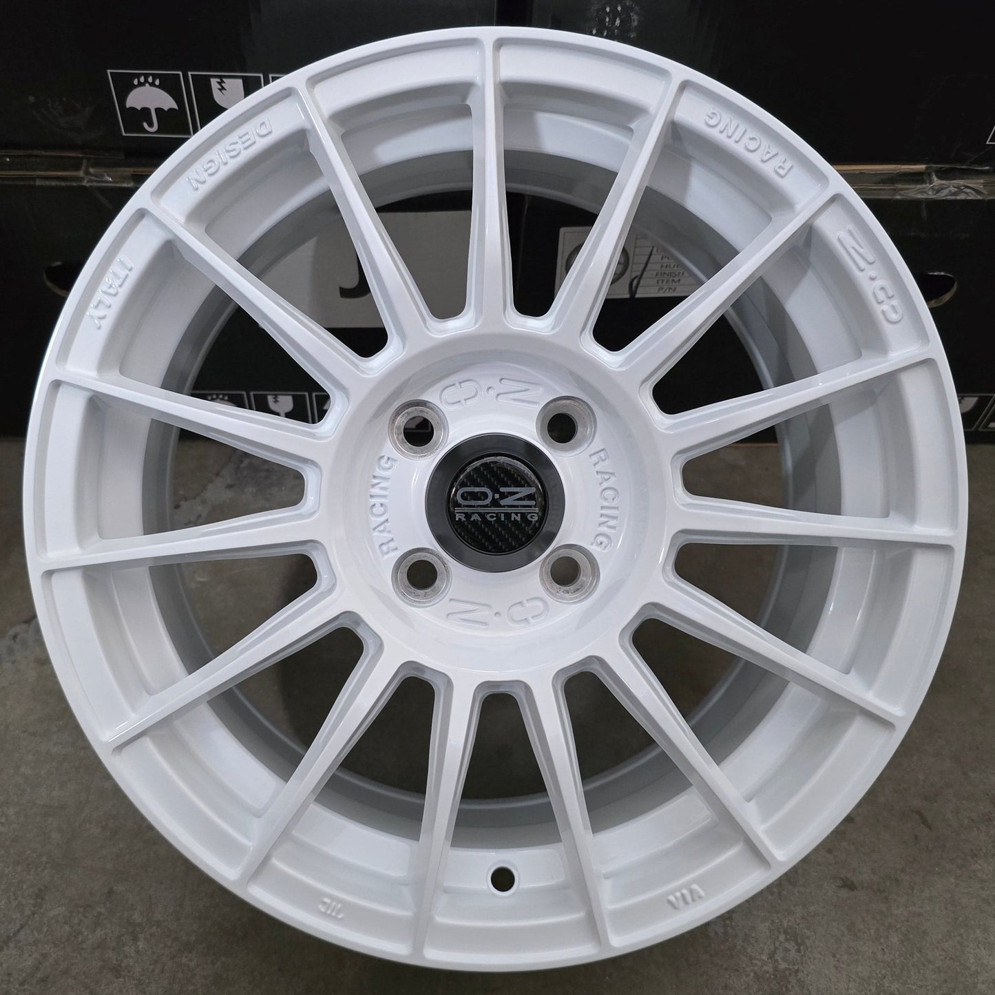 SET DE LLANTAS OZ. Aro 15 - 4x100. Color Blanco. (ZR007)