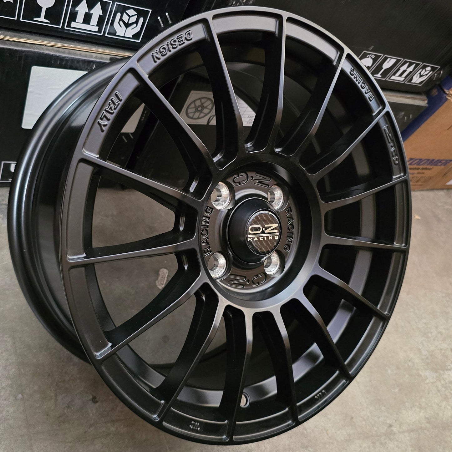 SET DE LLANTAS OZ. Aro 15 - 4x100. Color Negro Mate. (ZR007)