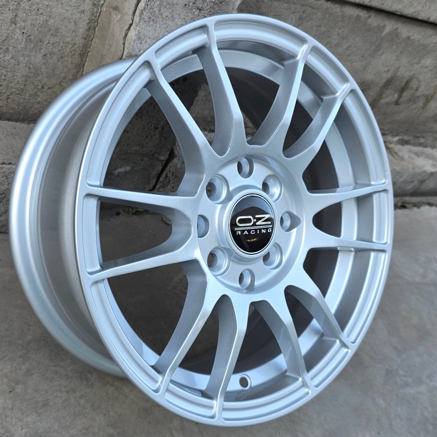 SET DE LLANTAS OZ ULTRA LIGERA. Aro 14 - 4x100, 4x114. Doble Apernadura. Color Plateado (ULTRA-LIGERA)