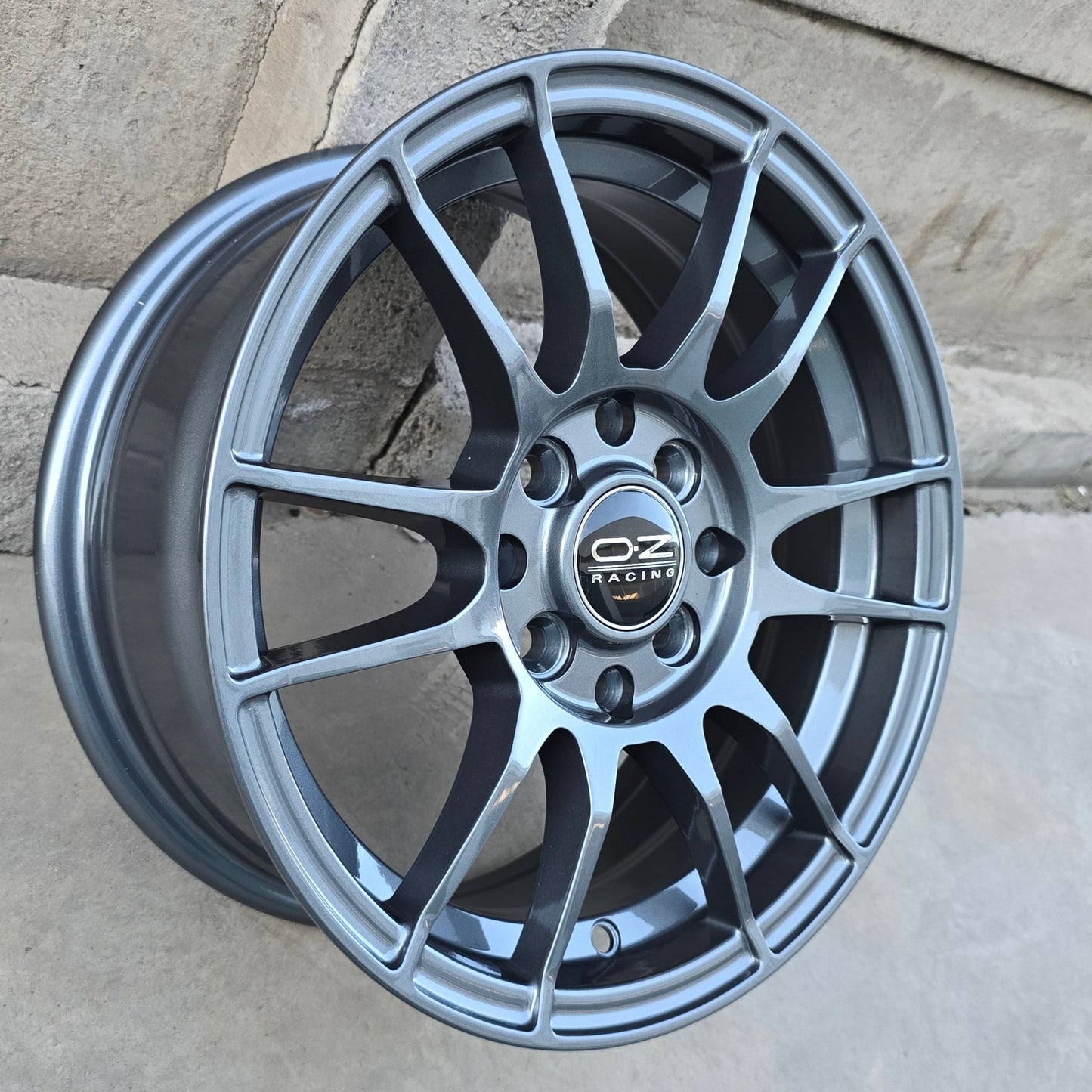 SET DE LLANTAS OZ ULTRA LIGERA. Aro 14 - 4x100, 4x114. Doble Apernadura. Color Grafito   (ULTRA-LIGERA)