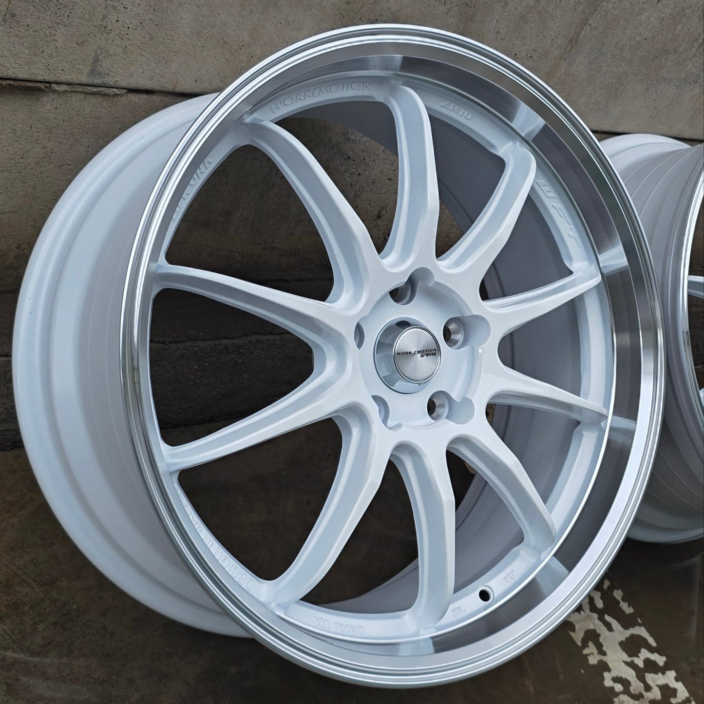 SET DE LLANTAS WORK ZR10 ASIMÉTRICAS. Aro 19 - 5x114. Color Blanco Aro Cromado (LK021)