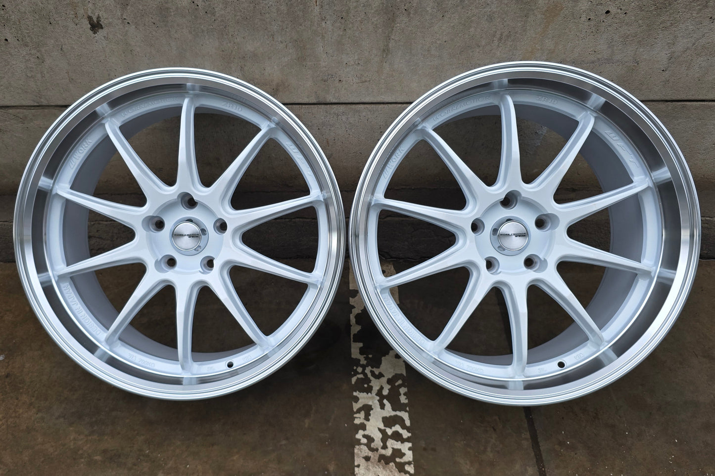SET DE LLANTAS WORK ZR10 ASIMÉTRICAS. Aro 19 - 5x114. Color Blanco Aro Cromado (LK021)