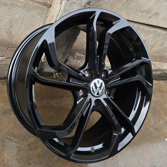SET DE LLANTAS VOLKSWAGEN. Aro 18 - 5x112. Color Negro (698)