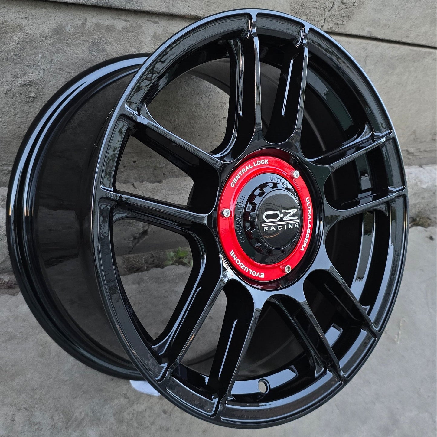 SET DE LLANTAS OZ. Aro 15 - 4x100. Color Negro (15S5153A).