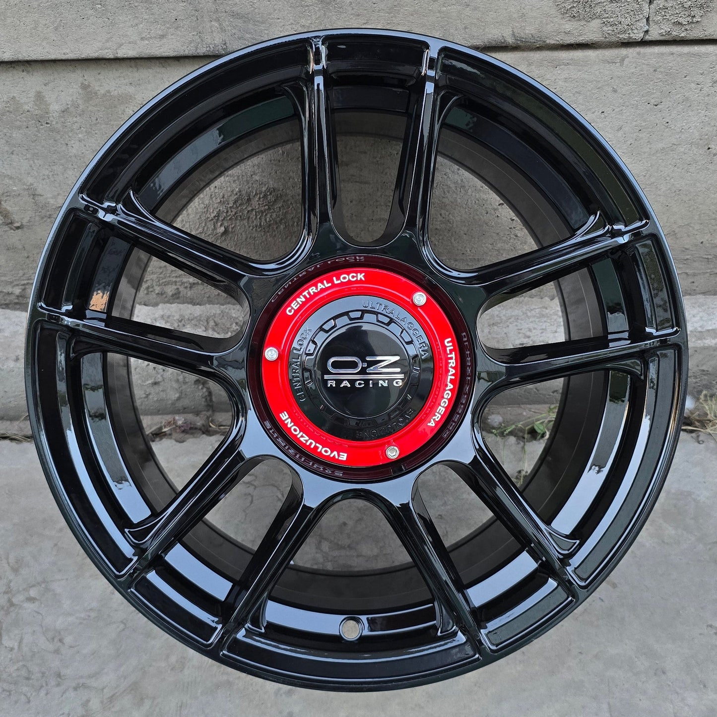 SET DE LLANTAS OZ. Aro 15 - 4x100. Color Negro (15S5153A).