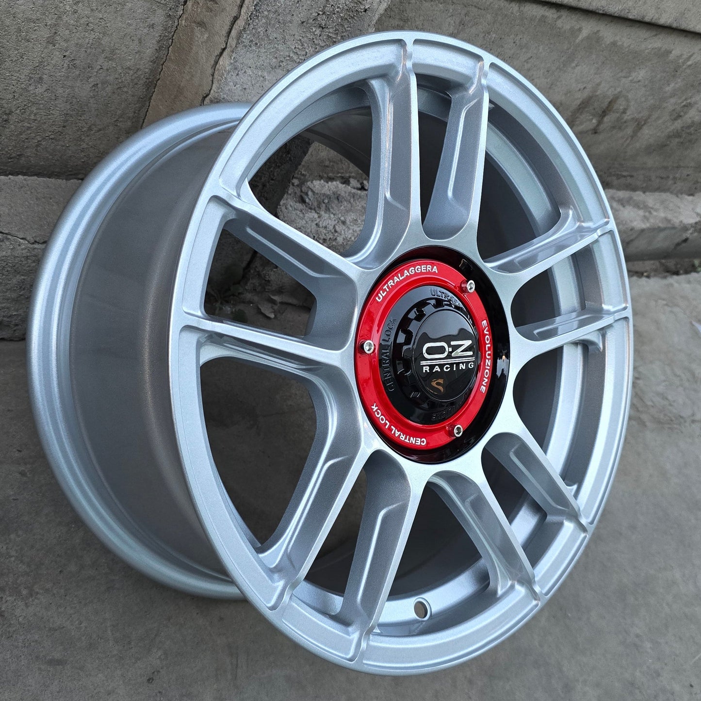SET DE LLANTAS OZ. Aro 15 - 4x100. Color Plateado (15S5153B).