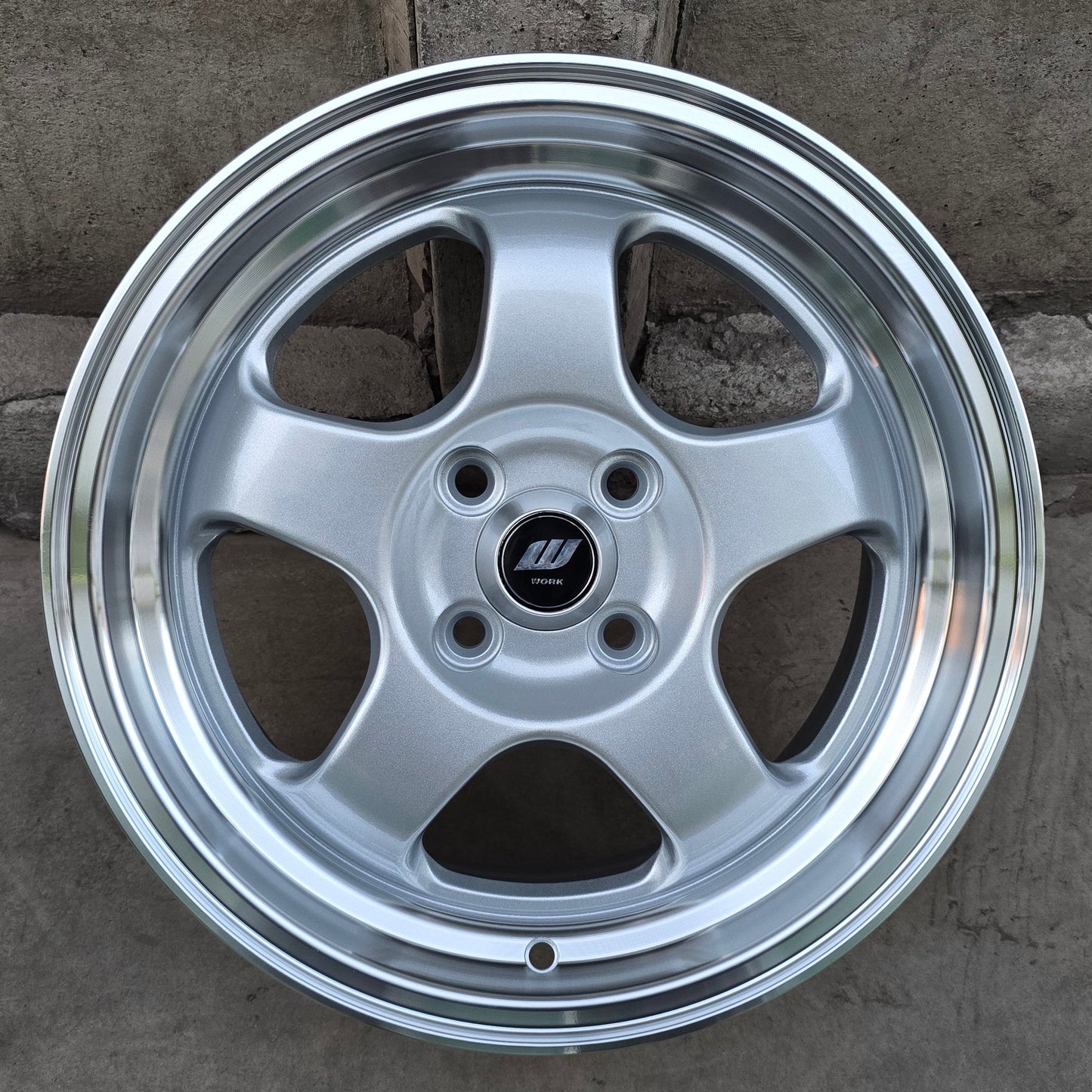 SET DE LLANTAS WORK MEISTER. Aro 15 - 4x100. Color Plateado Aro Cromado (15S025B).
