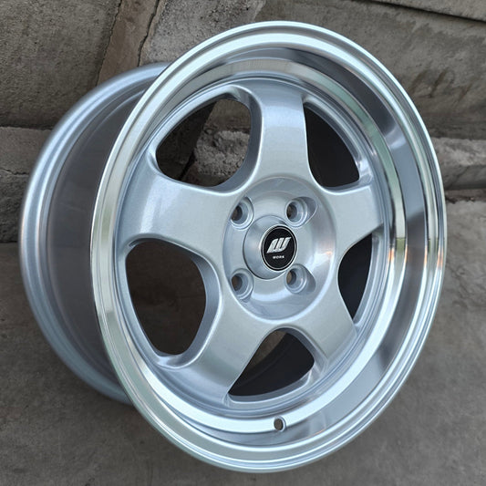 SET DE LLANTAS WORK MEISTER. Aro 15 - 4x100. Color Plateado Aro Cromado (15S025B).