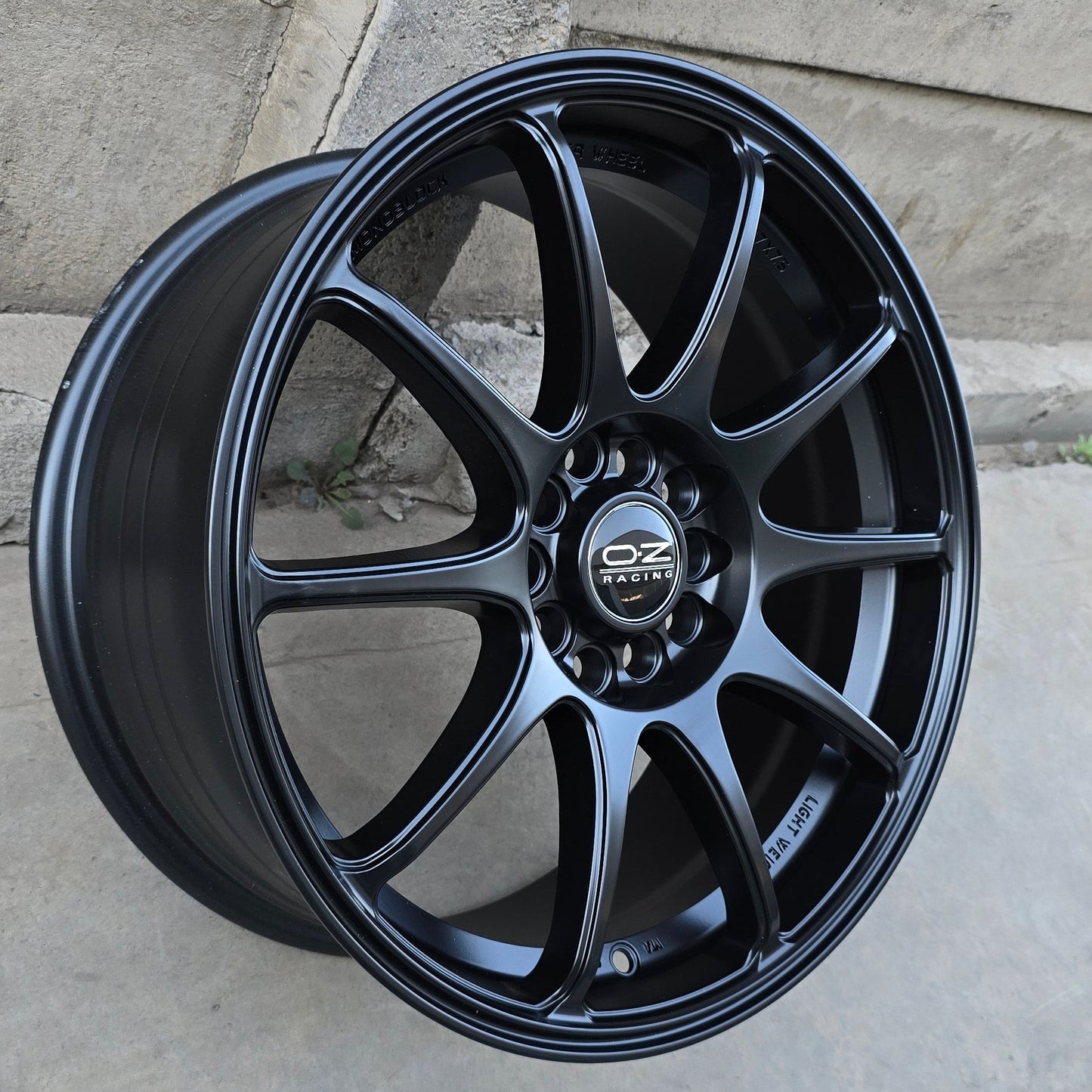 SET DE LLANTAS OZ. Aro 17 - 5x105, 5x112, 5x114. Triple apernadura. Color Negro (17CJA138E).