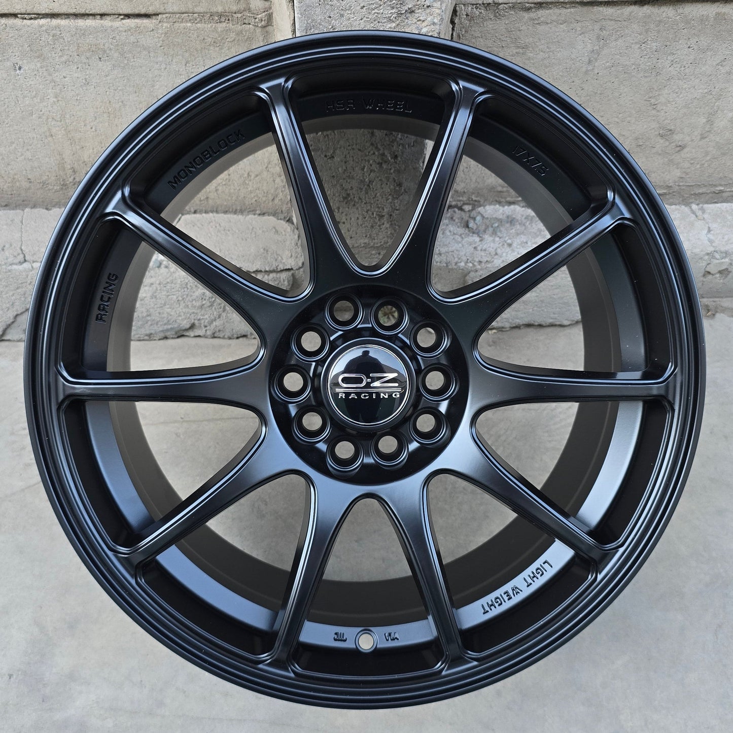 SET DE LLANTAS OZ. Aro 17 - 5x105, 5x112, 5x114. Triple apernadura. Color Negro (17CJA138E).