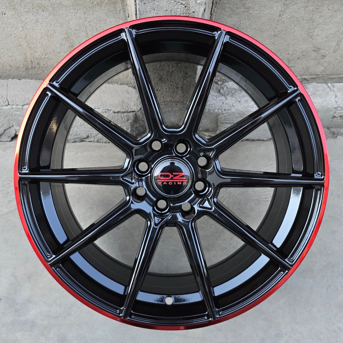 SET DE LLANTAS OZ. Aro 17 - 4x100, 4x114. Doble apernadura. Color Negro Aro Rojo (17CJK0925A).