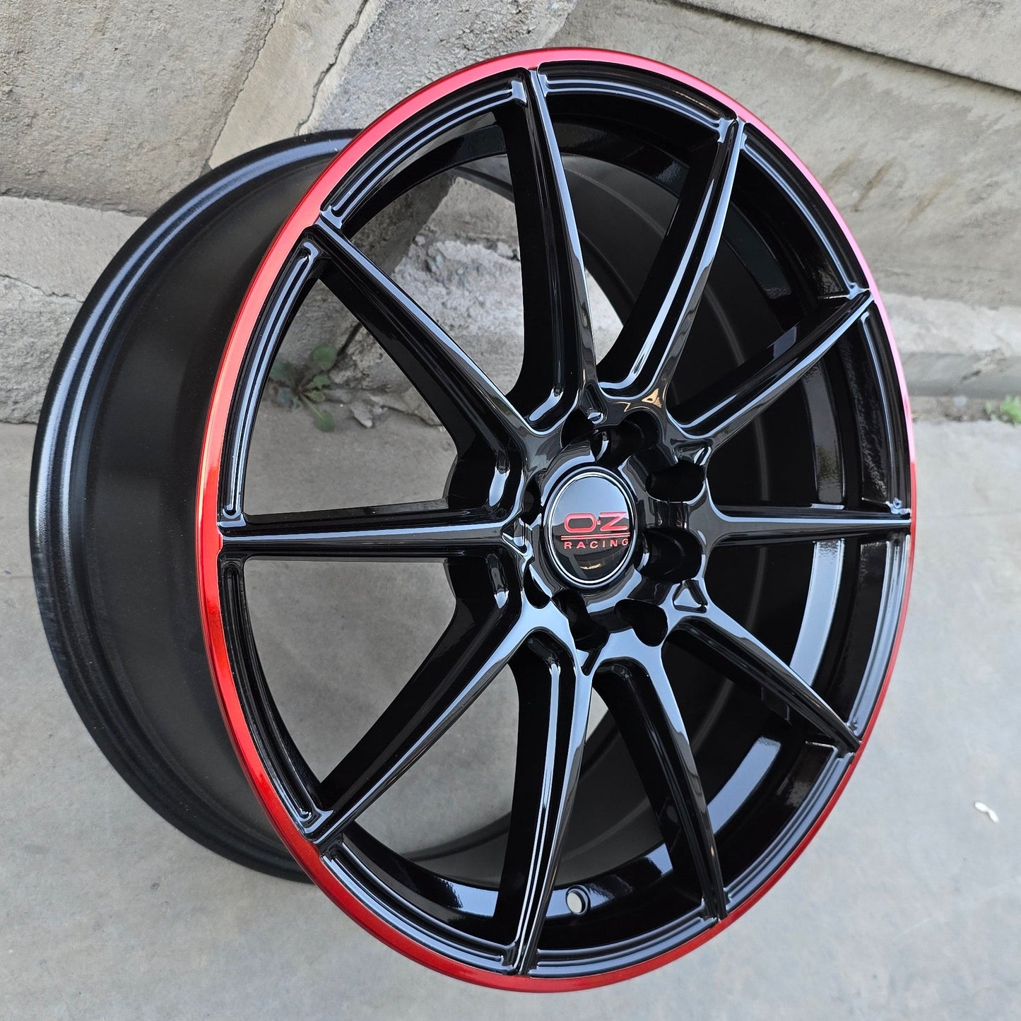 SET DE LLANTAS OZ. Aro 17 - 4x100, 4x114. Doble apernadura. Color Negro Aro Rojo (17CJK0925A).