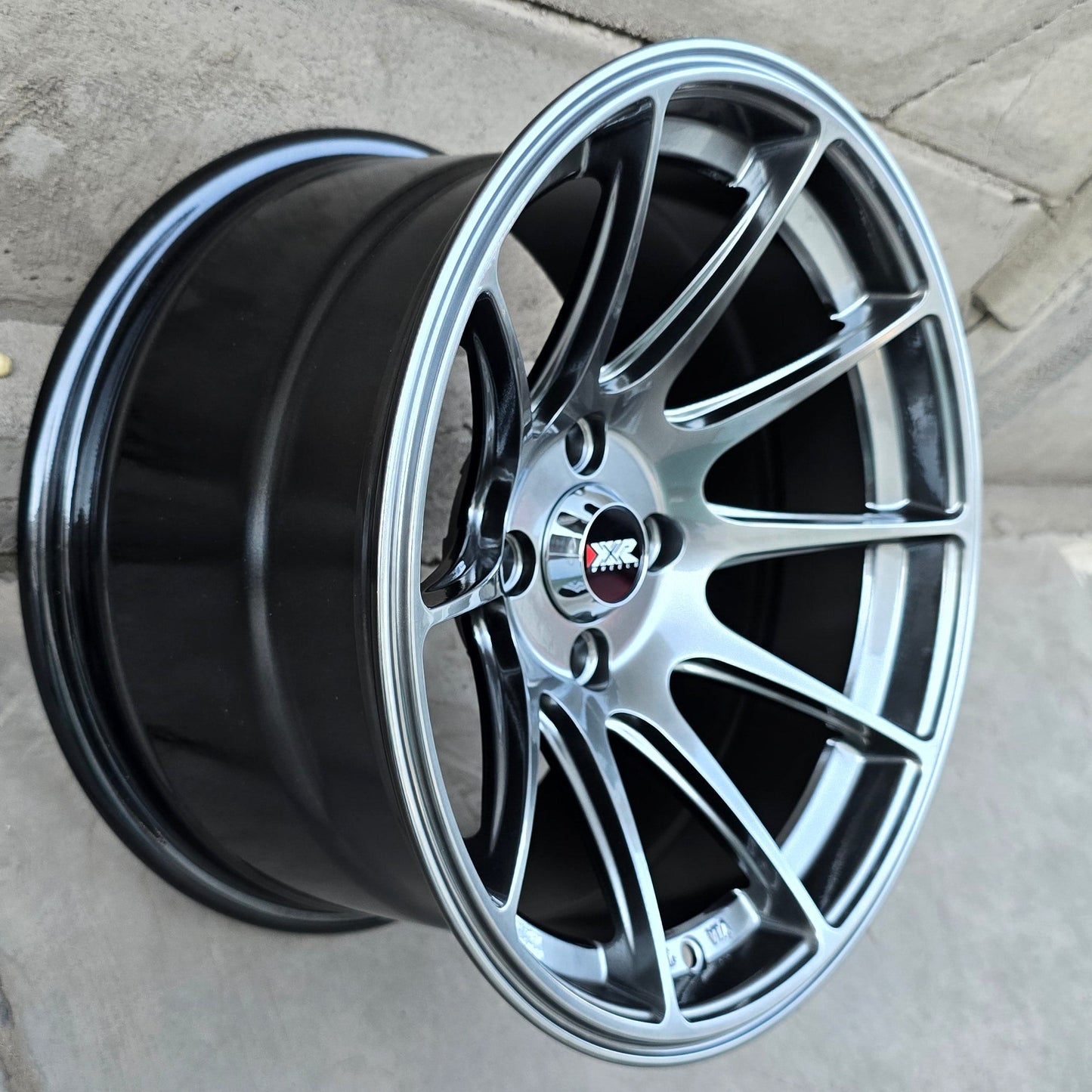 SET DE LLANTAS XXR 527. Aro 15 - 4x100. Color Grafito Metalizado (15D616C).