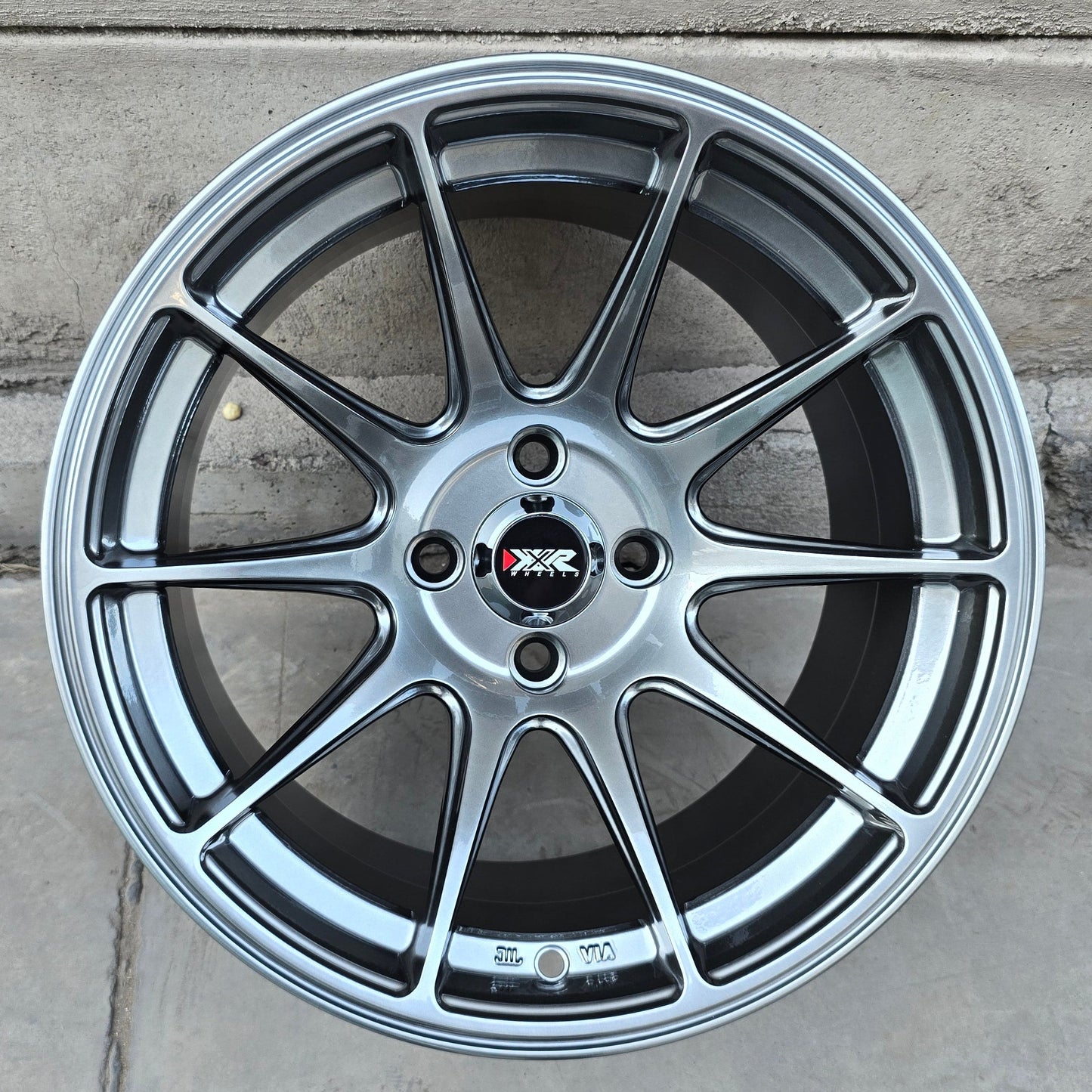 SET DE LLANTAS XXR 527. Aro 15 - 4x100. Color Grafito Metalizado (15D616C).