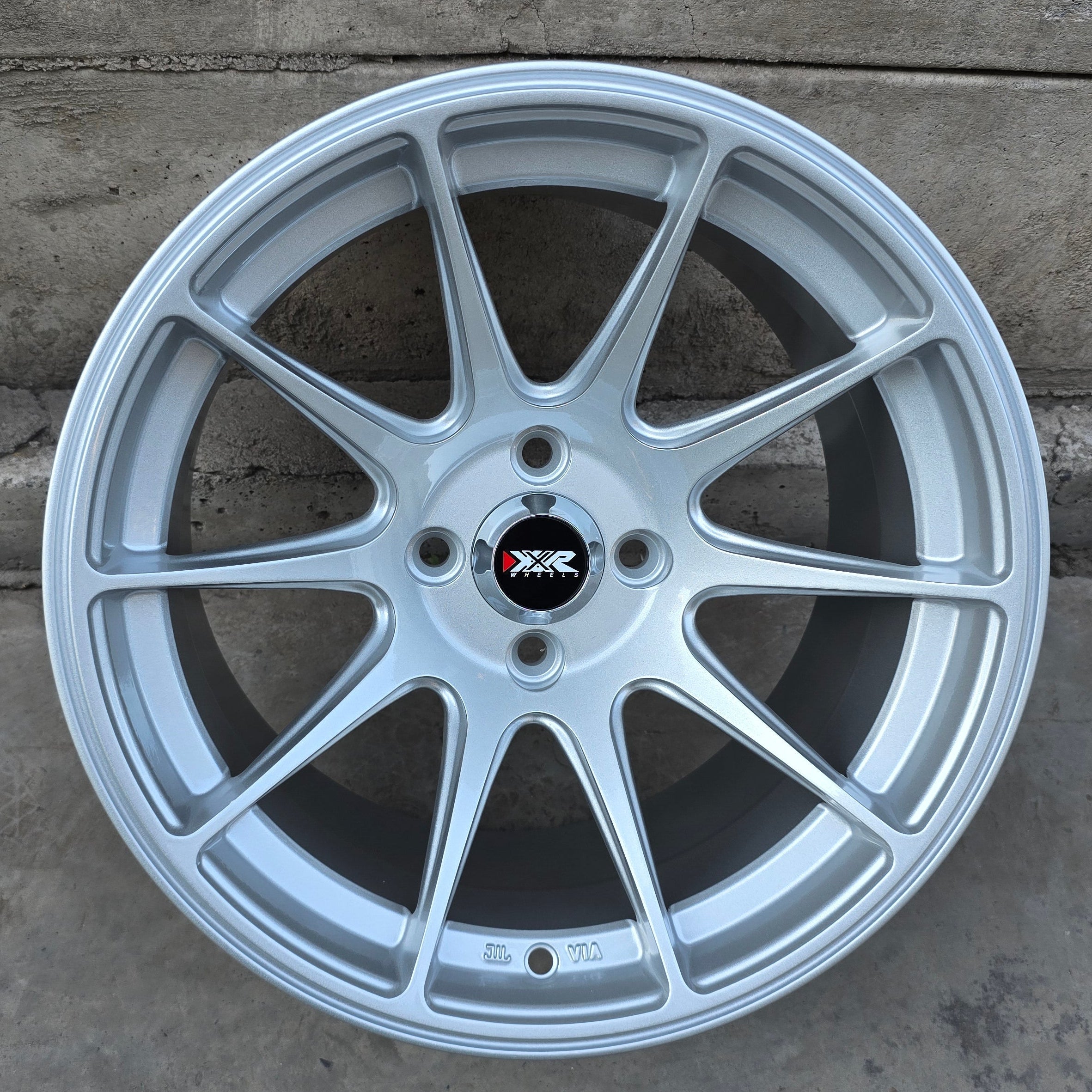 SET DE 4 LLANTAS XXR 527. Aro 15 - 4x100. Color Plateado (15D616A