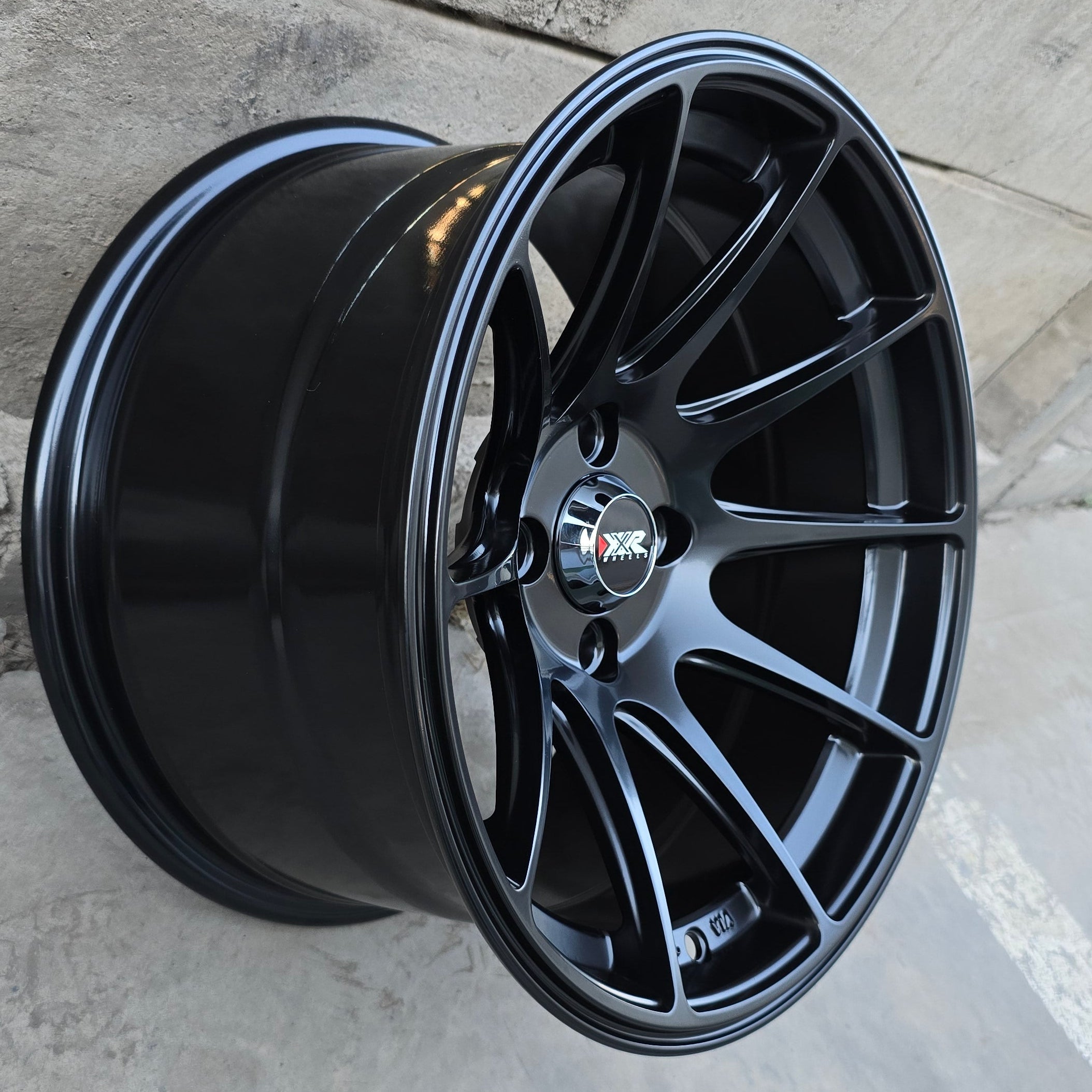 SET DE 4 LLANTAS XXR 527. Aro 15 - 4x100. Color Negro (15D616B