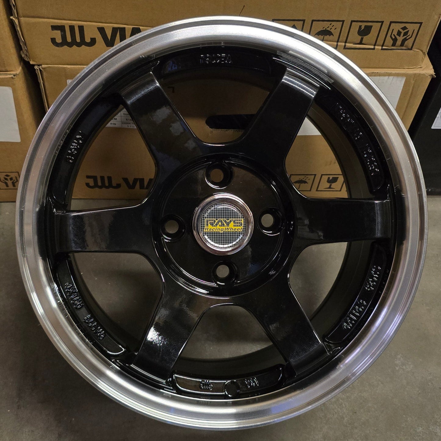 SET DE LLANTAS VOLK TE37. Aro 15 - 4x108. Color Negro Aro Cromado (15Q882B).