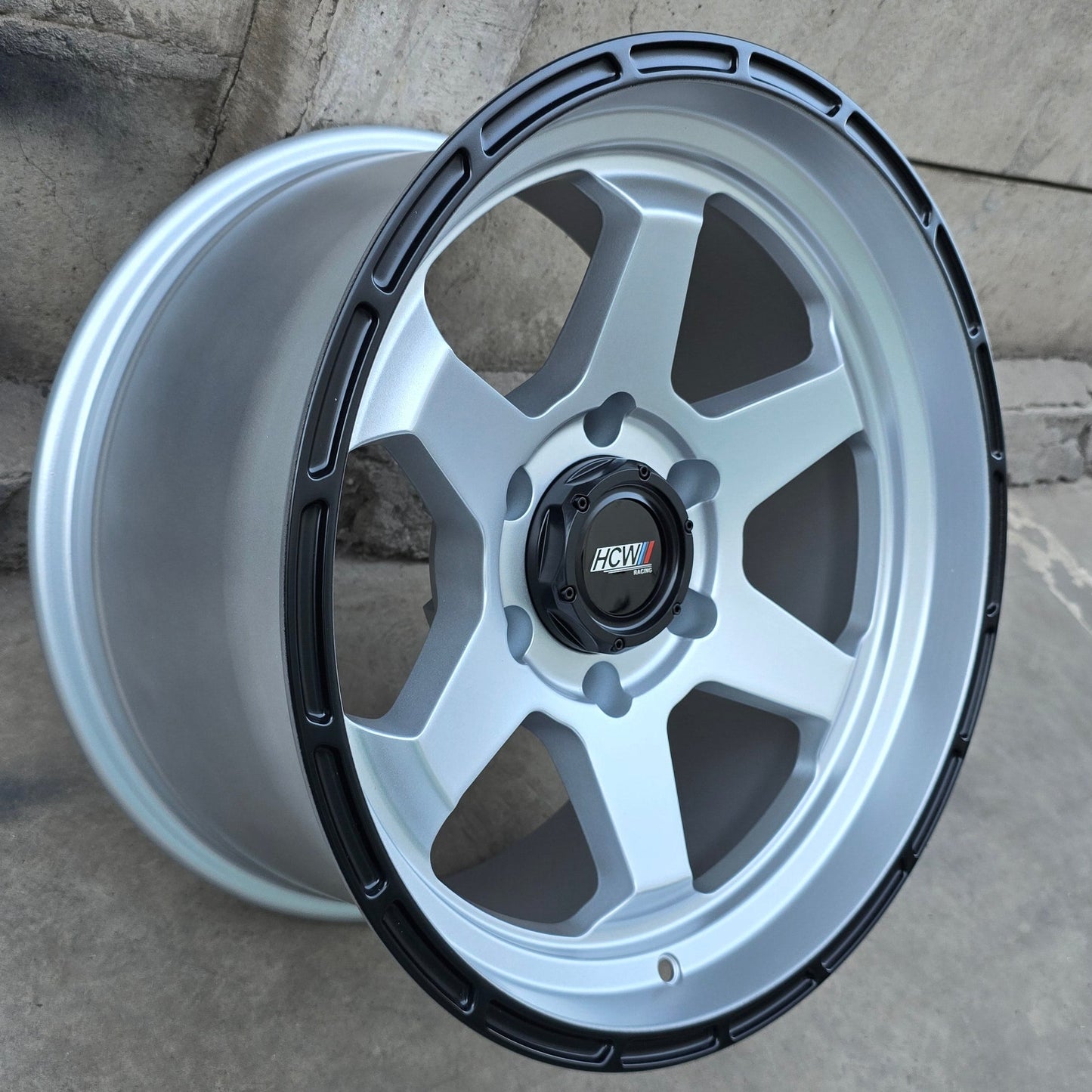 SET DE LLANTAS CODIGO. Aro 17 - 6x139. Color Plateado con Negro (17N6147C).