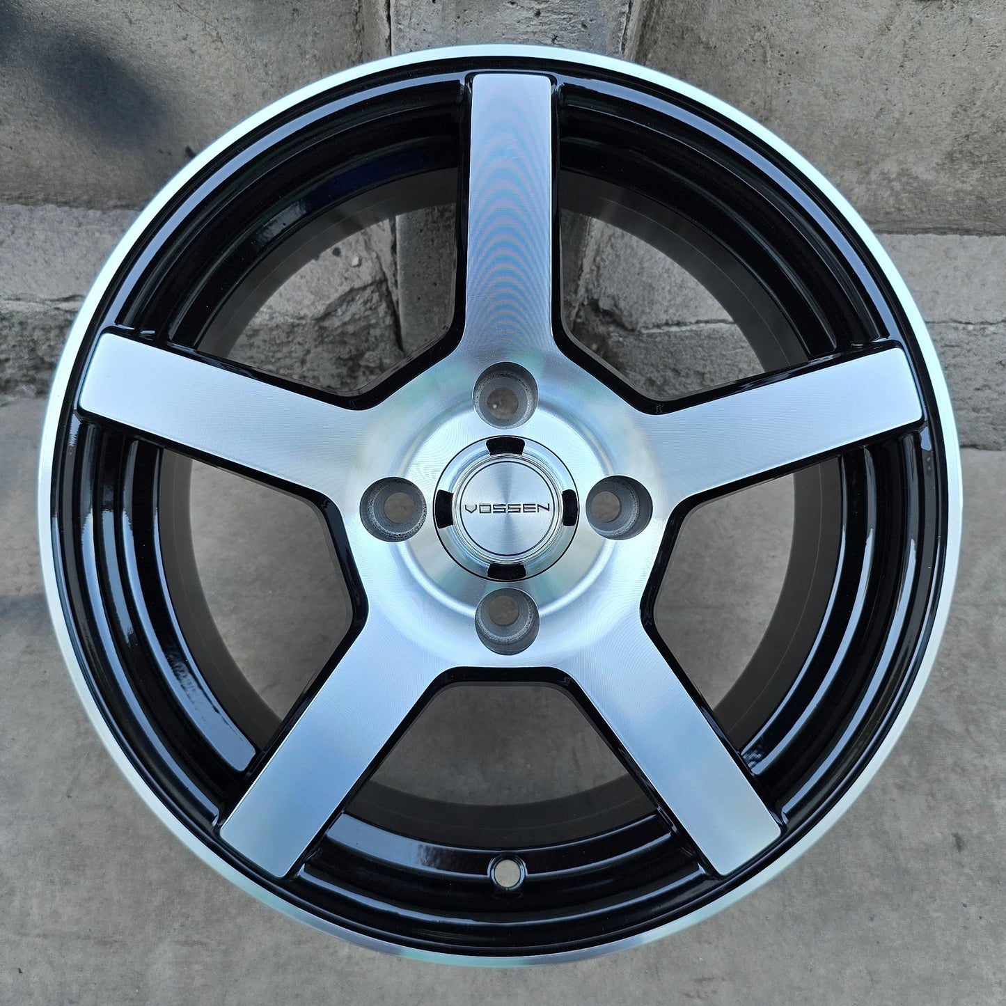 SET DE LLANTAS VOSSEN CV3. Aro 14 - 4x100. Color Cromado Fondo Negro (14X505A).