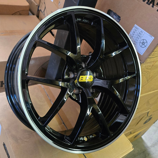SET DE LLANTAS BBS. Aro 17 - 5x100. Color Negro Linea Cromada. (885)