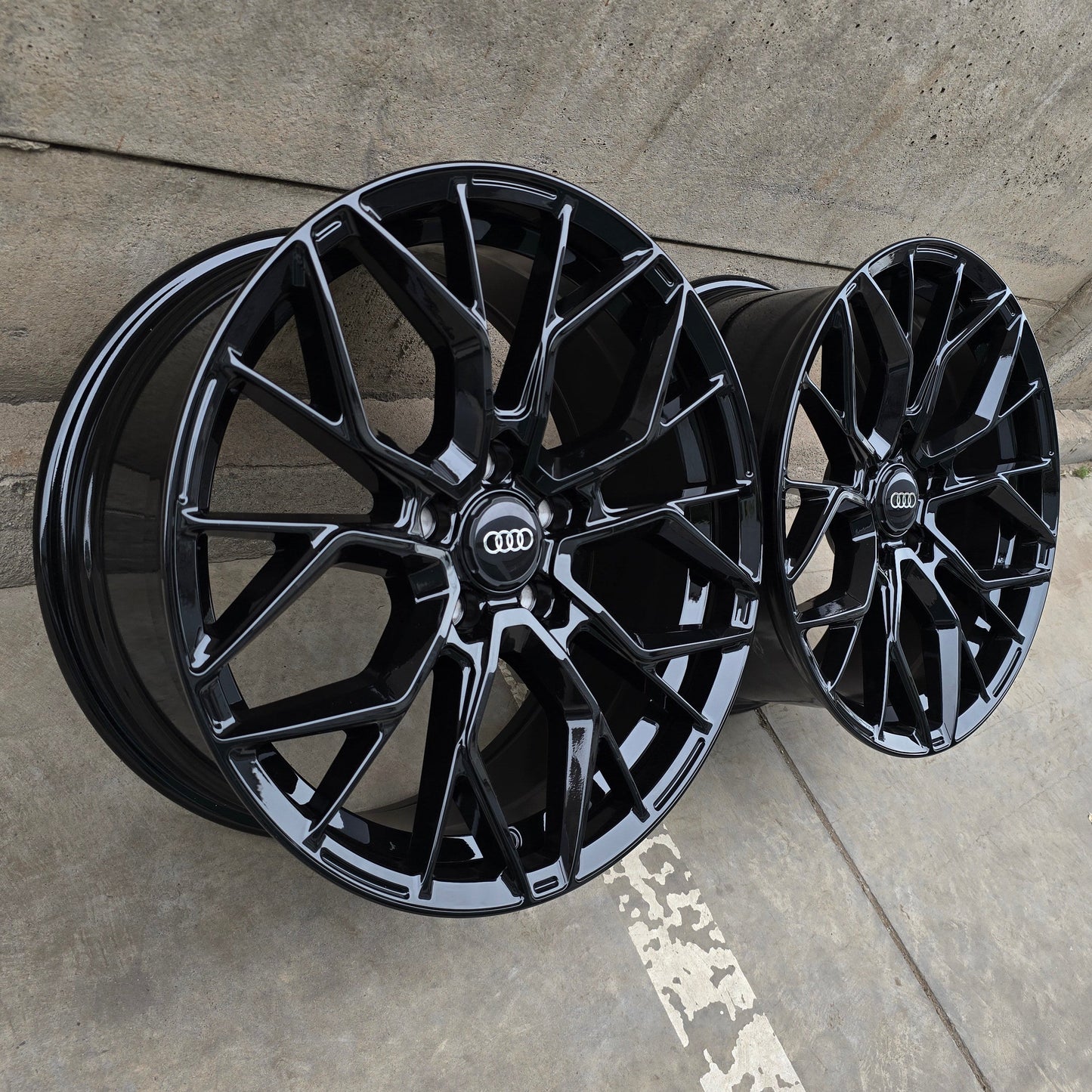 SET DE LLANTAS AUDI*. ASIMÉTRICAS. Aro 18 - 5x112. Color Negro Brillante. (RS7)