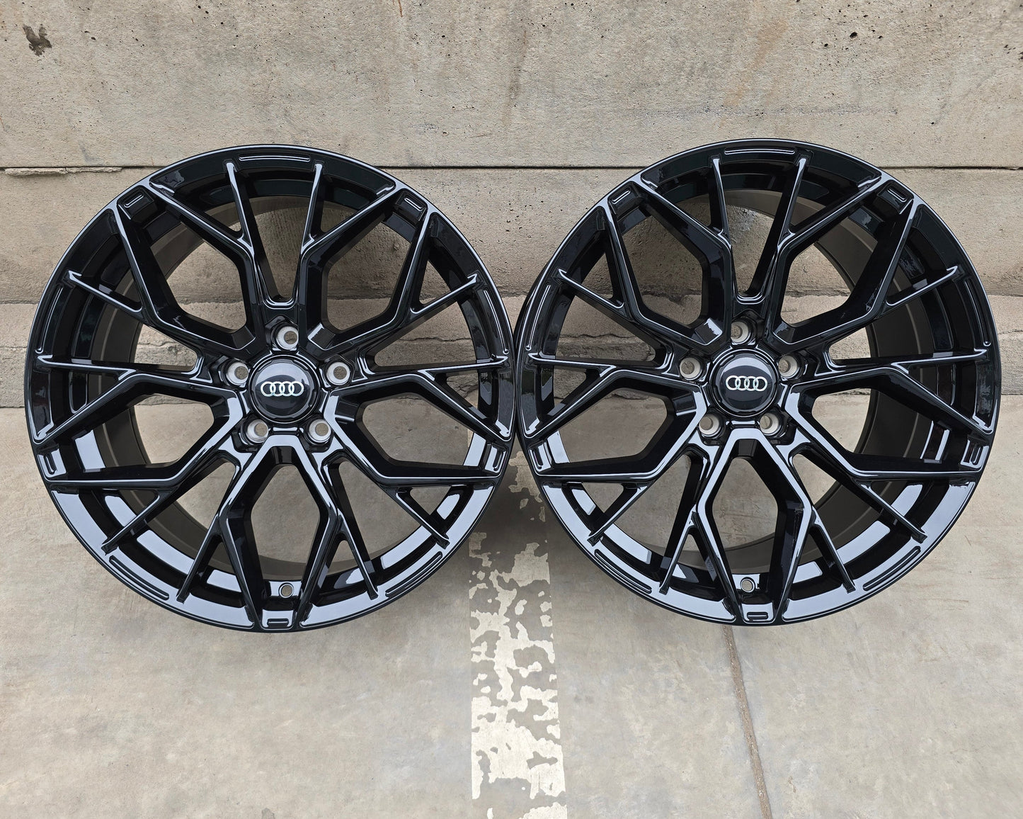 SET DE LLANTAS AUDI*. ASIMÉTRICAS. Aro 18 - 5x112. Color Negro Brillante. (RS7)