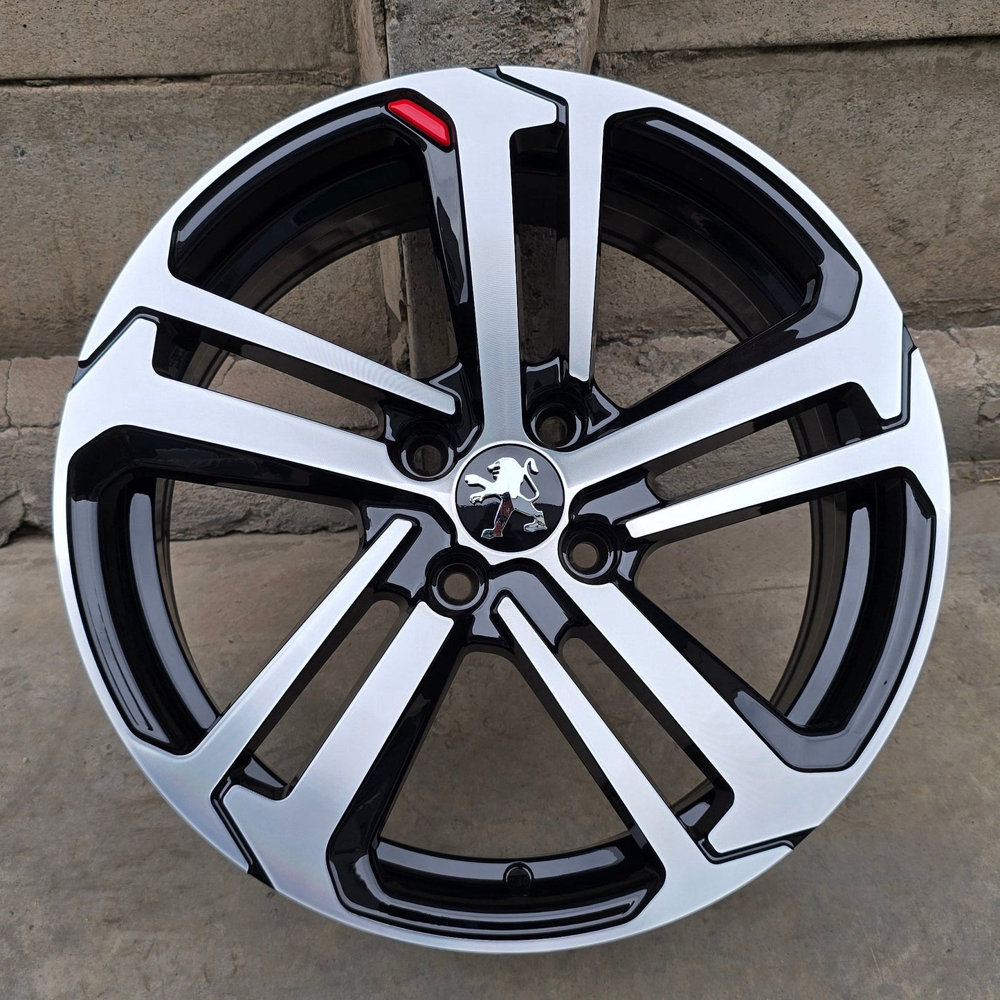 SET DE LLANTAS PEUGEOT. Aro 17 - 4x108. Color Cromado Fondo Negro. (276)