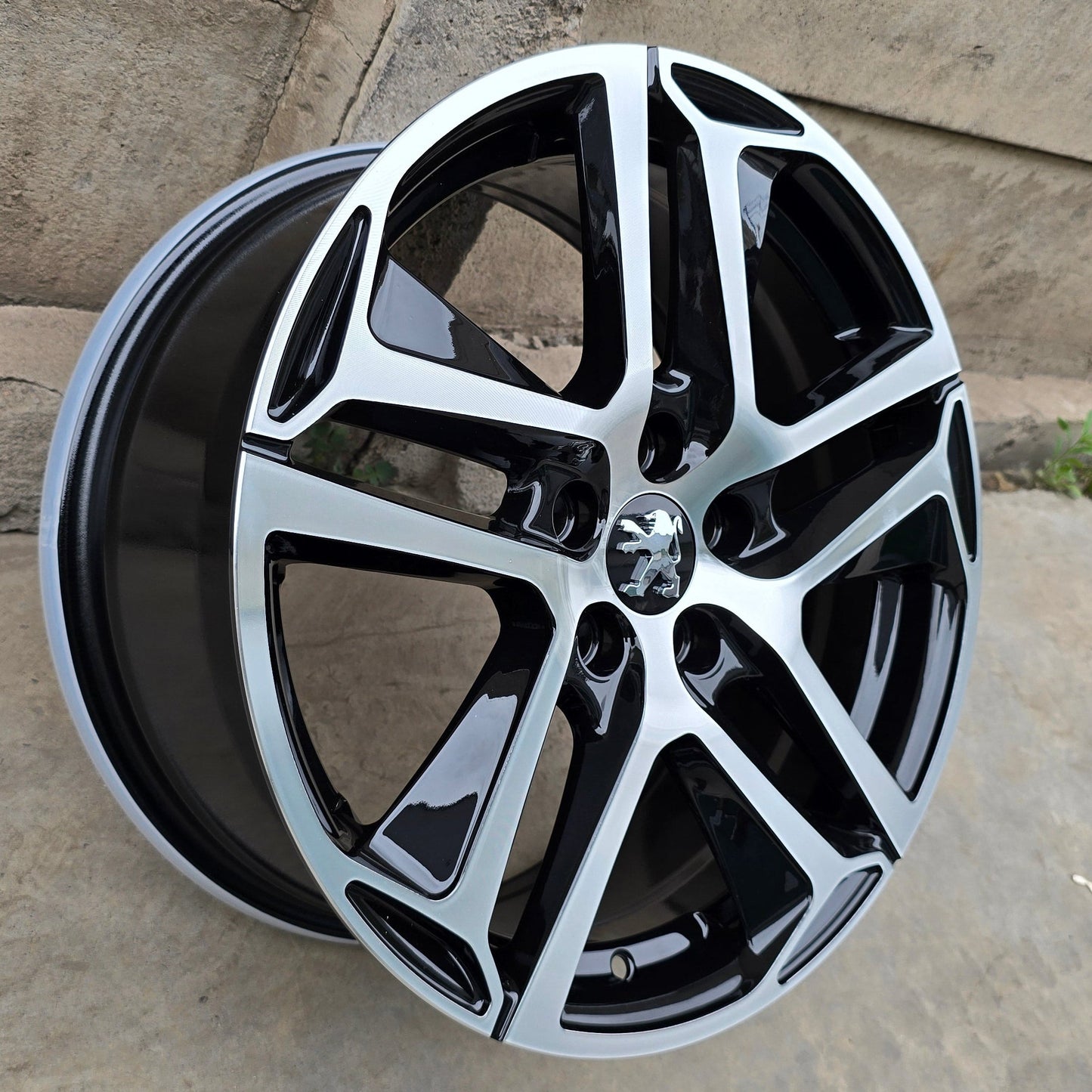 SET DE LLANTAS PEUGEOT. Aro 17 - 5x108. Color Cromado Fondo Negro. (279)