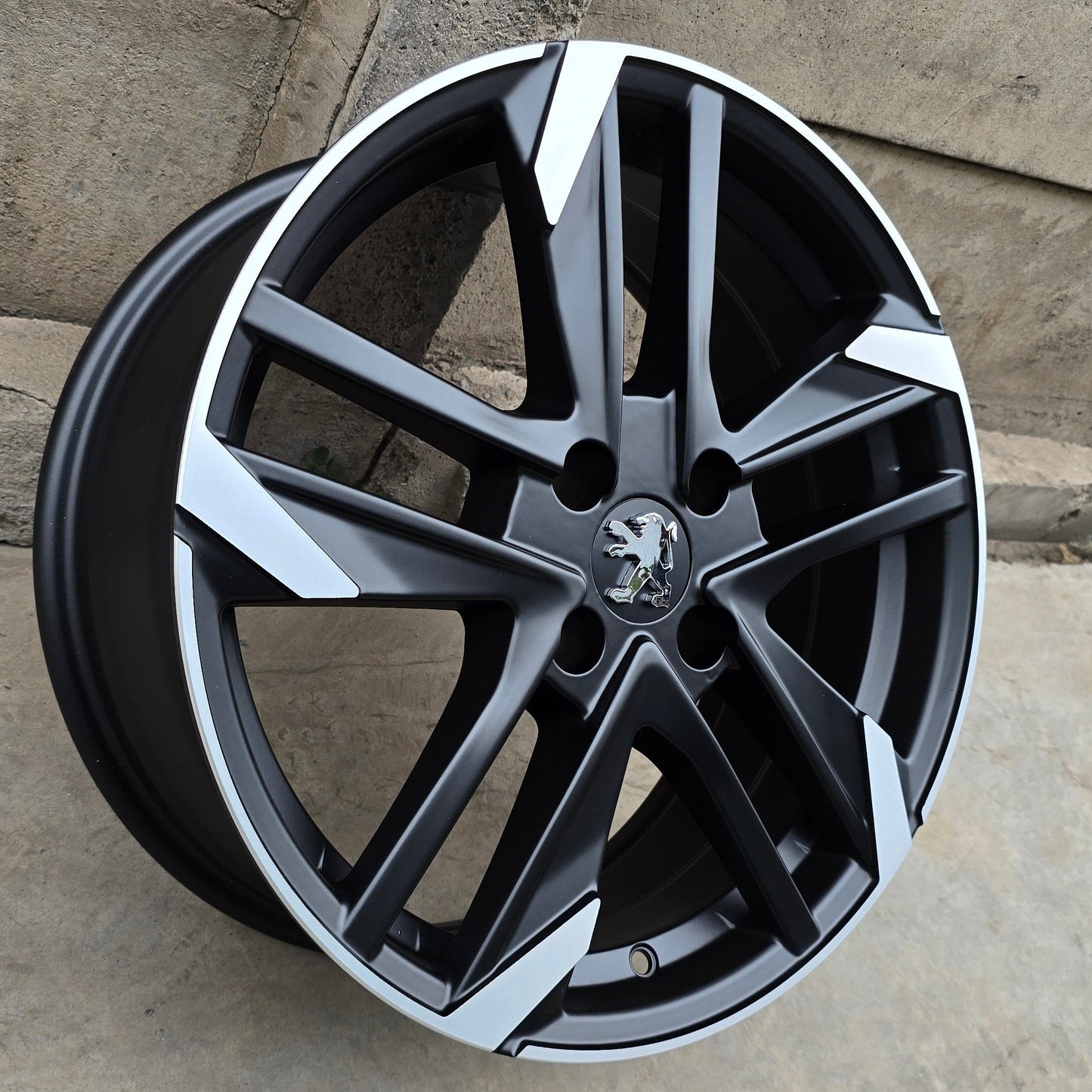 SET DE LLANTAS PEUGEOT. Aro 17 - 4x108. Color Cromado Fondo Negro. (275)