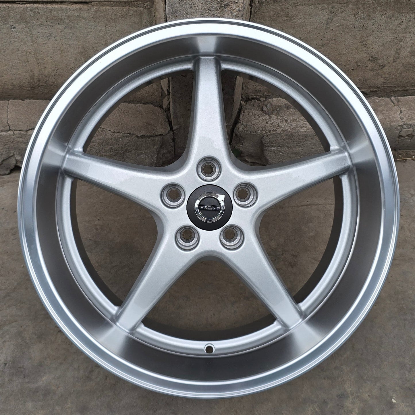 SET DE LLANTAS VOLVO. Aro 18 - 5x108. Color Plateado. (515)