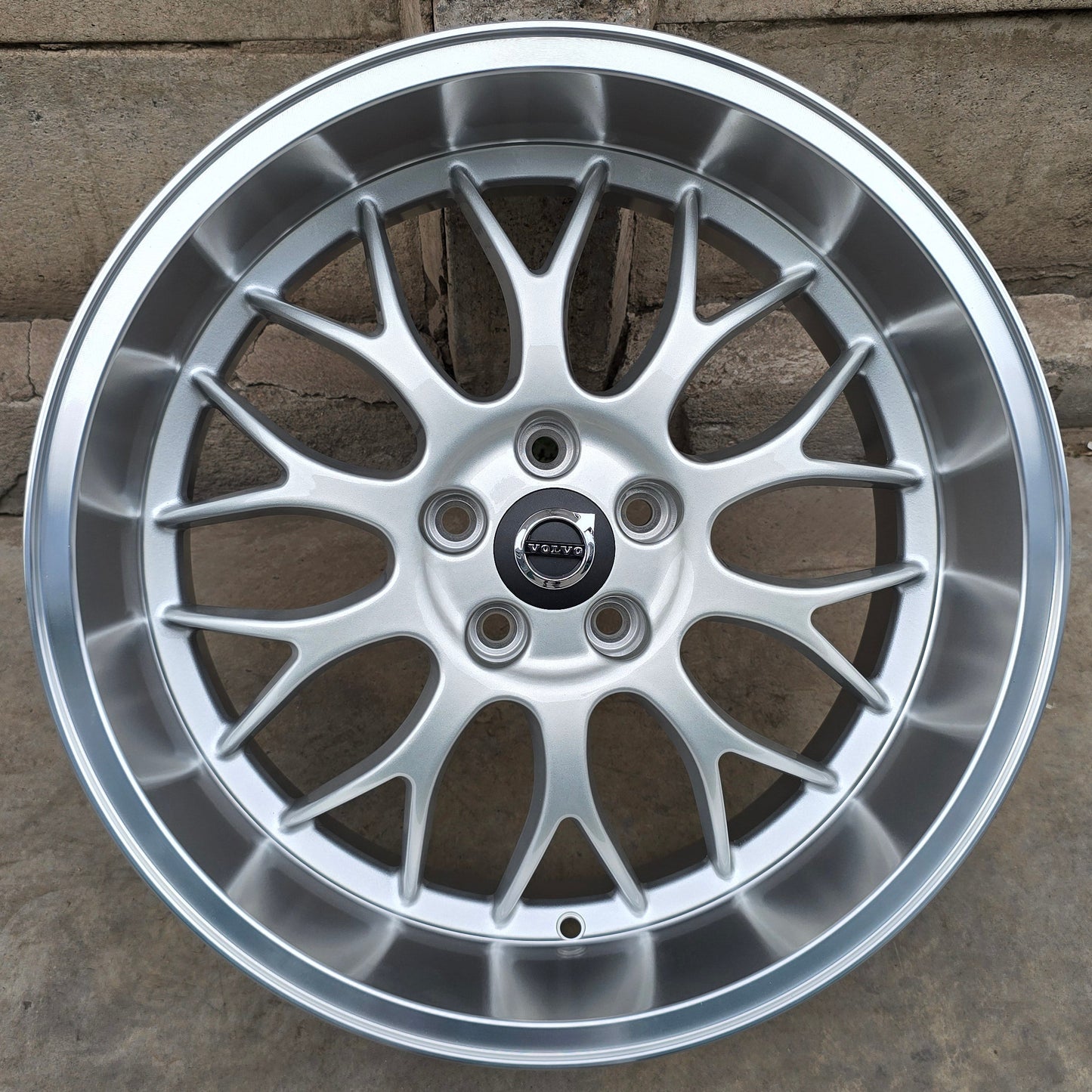SET DE 4 LLANTAS VOLVO. Aro 18 - 5x108. Color Plateado. (516)