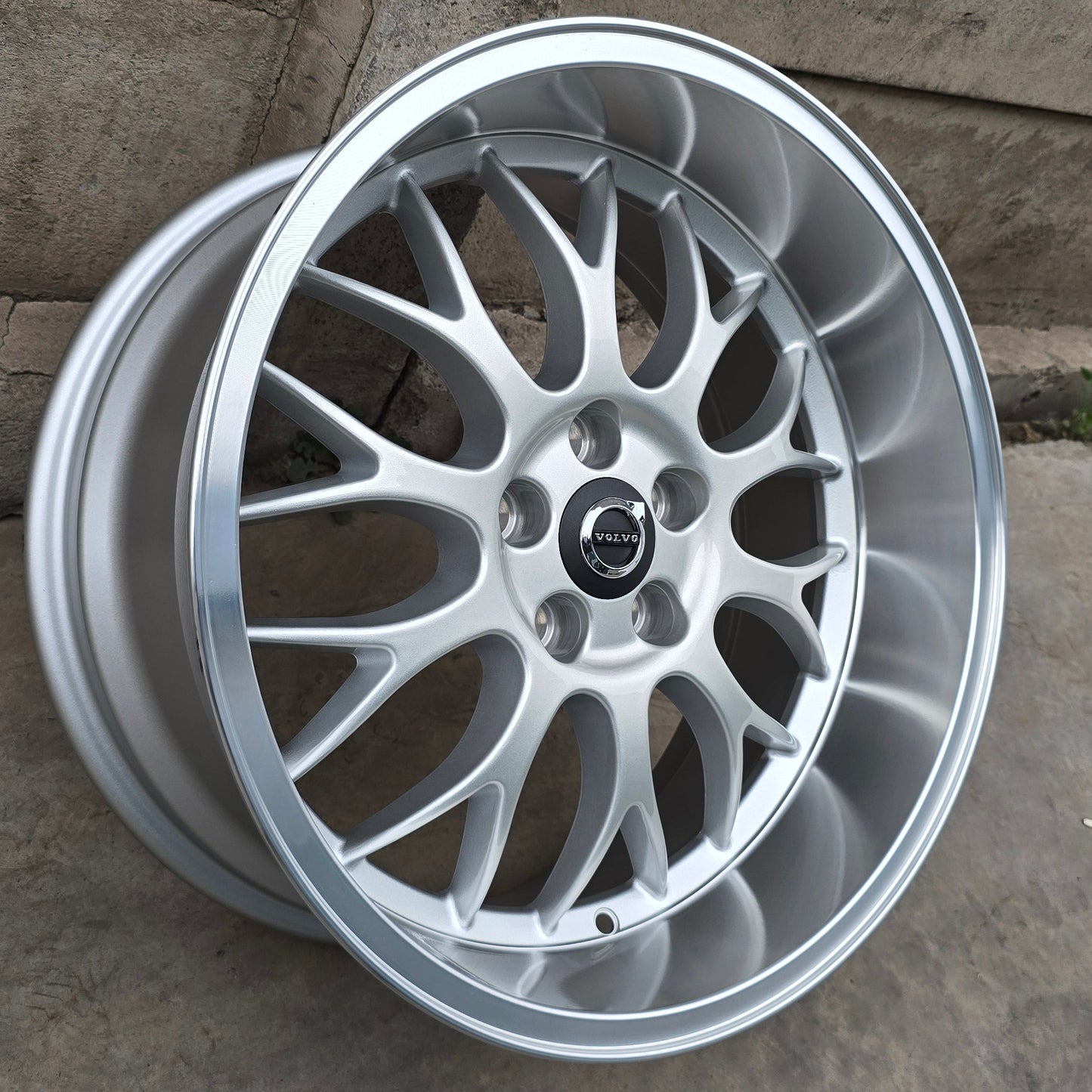 SET DE 4 LLANTAS VOLVO. Aro 18 - 5x108. Color Plateado. (516)
