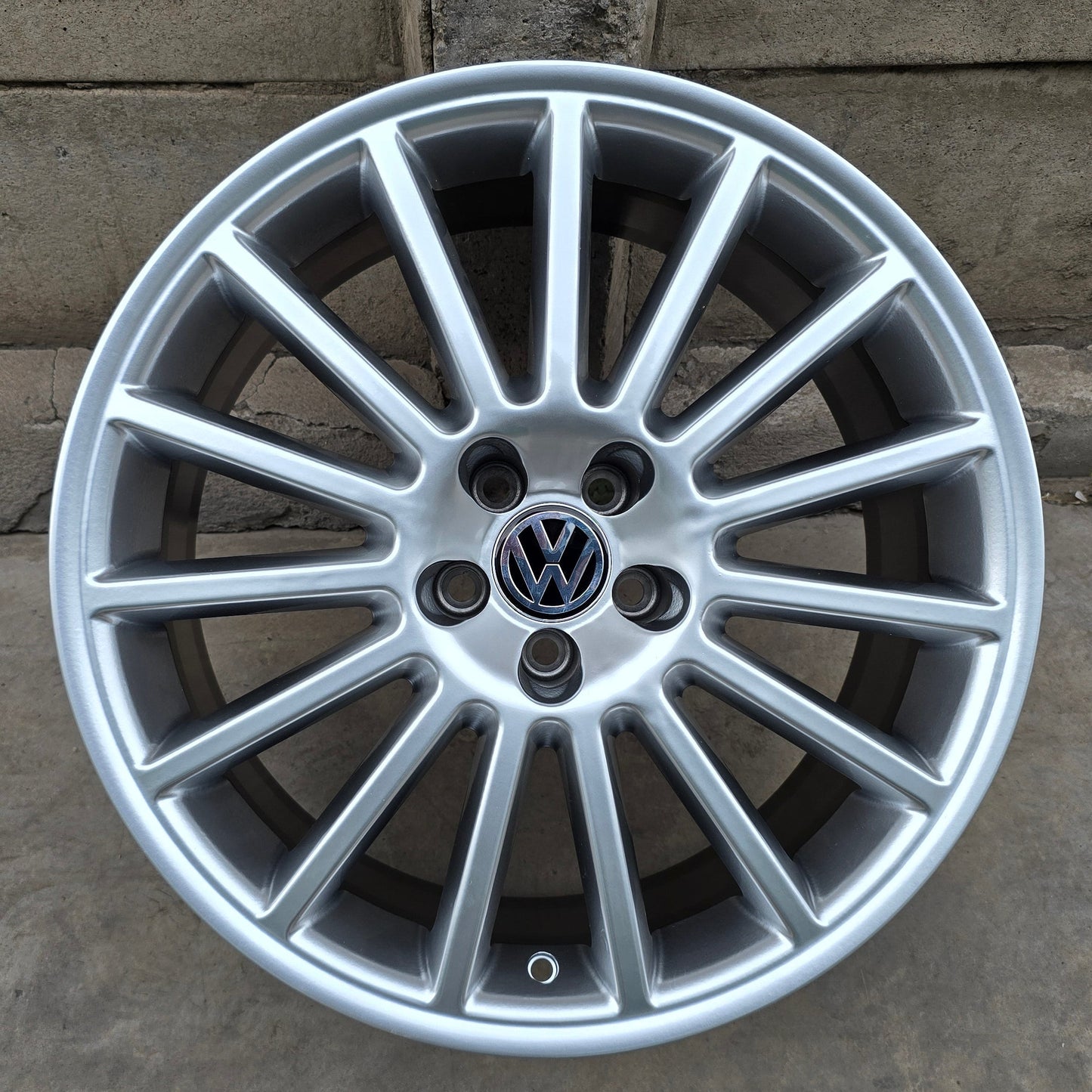 SET DE LLANTAS VOLKSWAGEN. Aro 18 - 5x100. Color Plateado. (606)