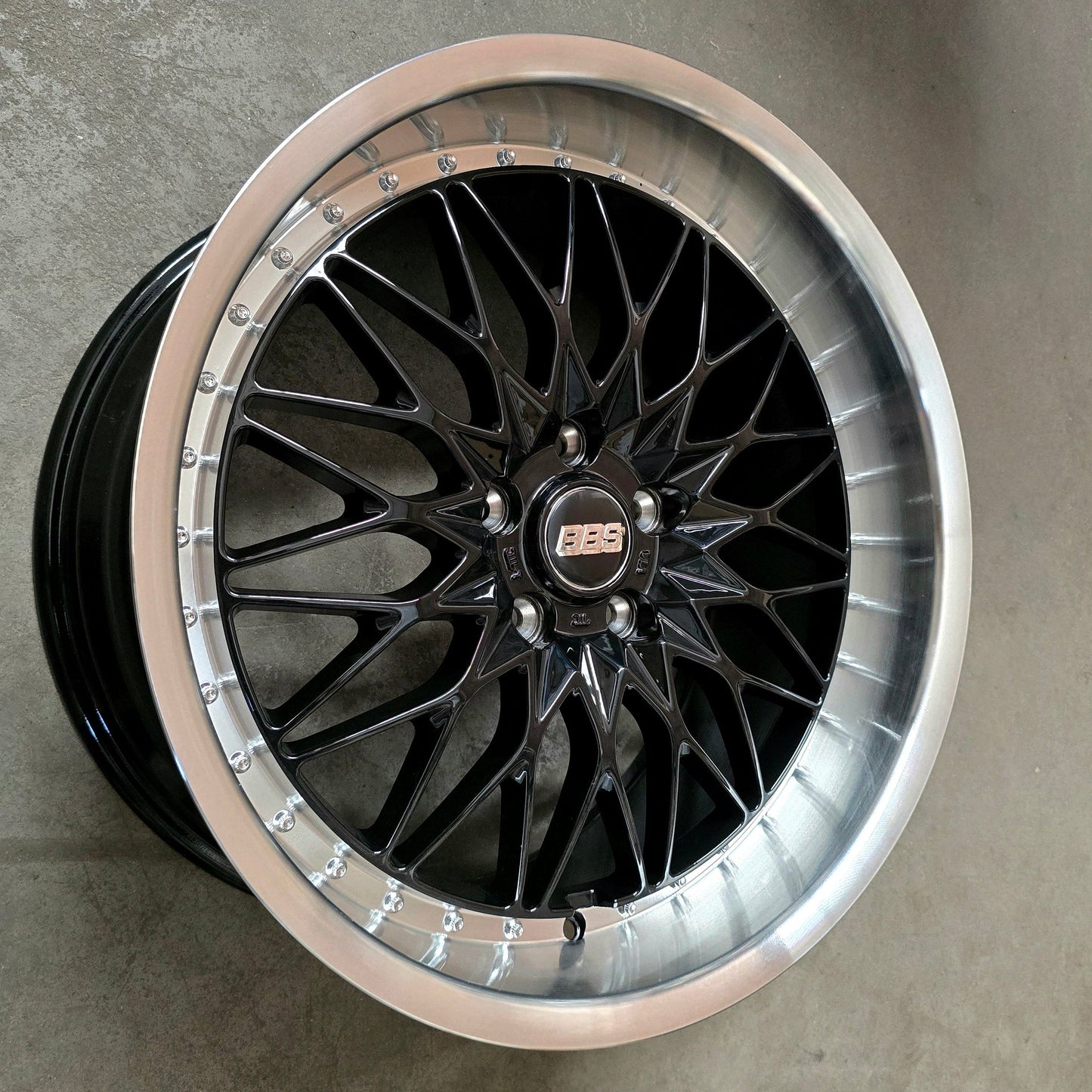 SET DE LLANTAS BBS. Aro 19 - 5x114. Color Negro Aro Cromado. (C001)